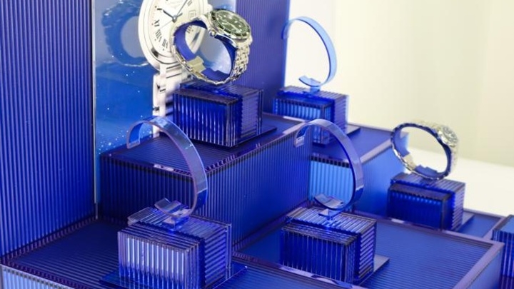 Acrylic showcase material